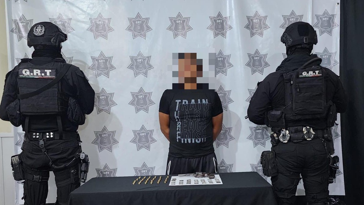 Hombre presentado en el Ministerio Público por posesión de arma de fuego cargada y diversas dosis de drogas.