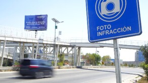 Un vehículo a gran velocidad en una zona donde se encuentra un letrero de fotomultas en Puebla.