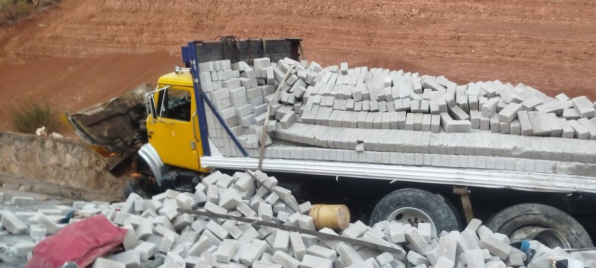 Un camión de tabiques se vio involucrado en un accidente en la autopista Cuacnopalan-Oaxaca.