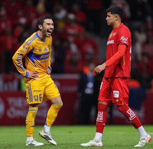 Juan Pablo Vigón burlándose de Osvaldo Virgen.