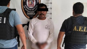 Un hombre detenido en Oaxaca y con el rostro cubierto para respetar su presunción de inocencia.