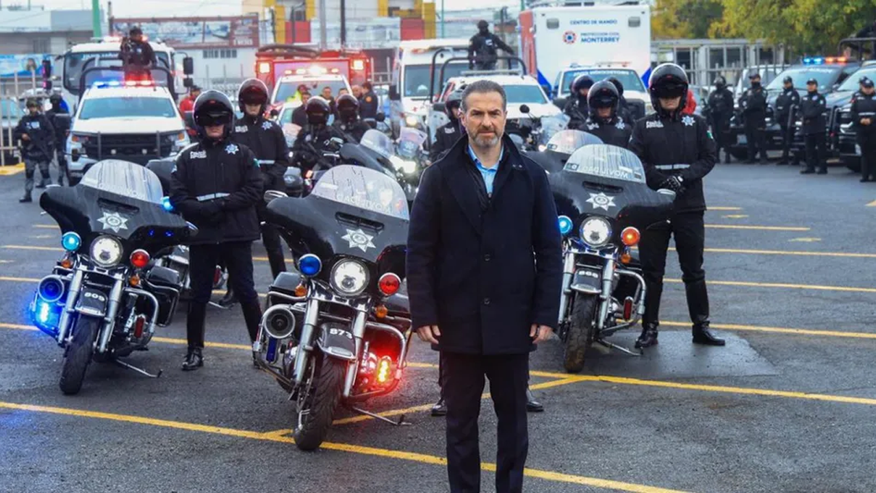 El alcalde Adrián de la Garza puso en marcha el operativo Regia Navidad Segura 2025, con cerca de 500 elementos de seguridad.