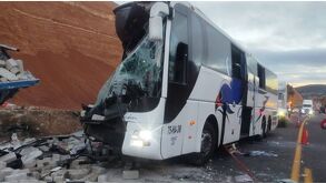 así quedó el autobús en el que viajaban pasajeros, sobre la Cuacnopalan-Oaxaca, cuando se impactaron con un camión de carga.