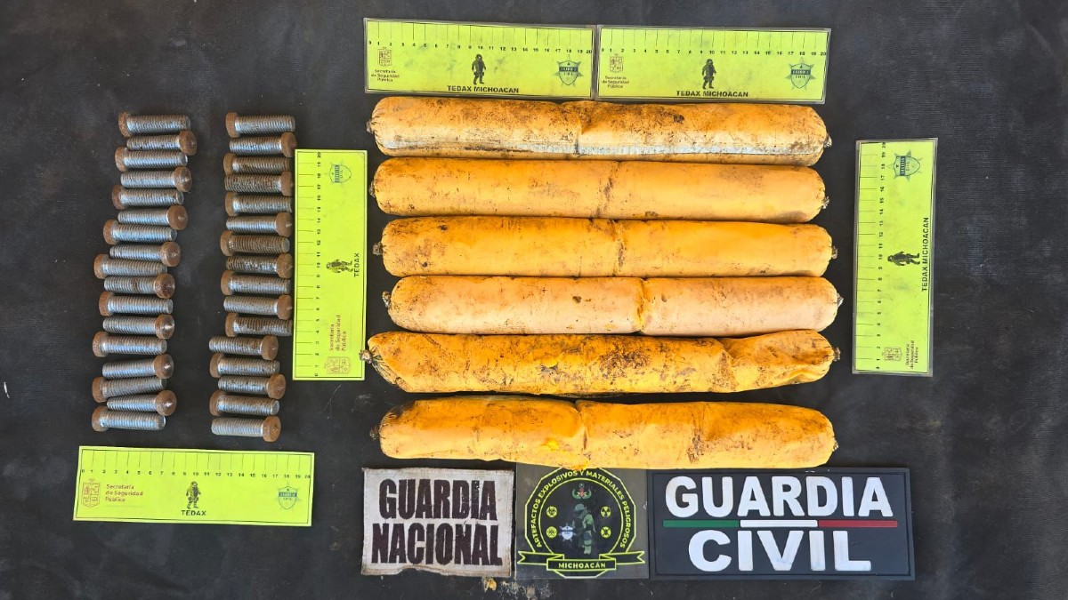 Seis cartuchos de explosivo anaranjados junto a decenas de tornillos metálicos sobre una superficie negra. Incluye insignias de Guardia Nacional y Guardia Civil