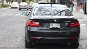 un auto con placas foraneas en puebla