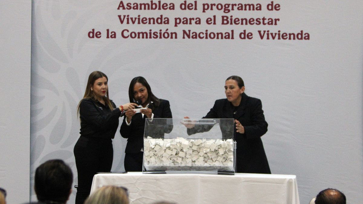 Betzabé Martínez contempla la donación de más hectáreas para la ampliación del  programa de viviendas.
