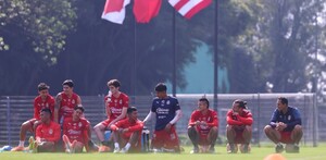 Jugadores de Chivas durante el entrenamiento.