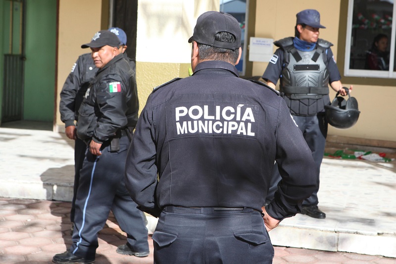 Un grupo de policías municipales de Puebla captados de espaldas.