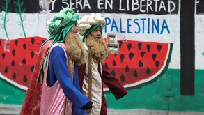 Reyes magos caminando en calles del Centro de la Ciudad de México.