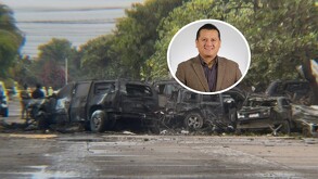 Varios vehículos calcinados y destruidos en una calle tras un acto de violencia. Superpuesta, hay una foto circular de un hombre sonriente con traje.