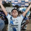 Un aficionado de futbol con una playera del Club Puebla afuera del Estadio Cuauhtémoc.