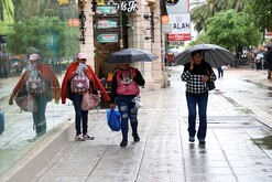 Personas usando mayor cantidad de ropa debido al frío y las lluvias.