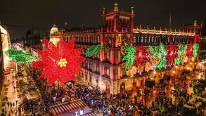 Alumbrado navideño en el Zócalo en la Ciudad de México
