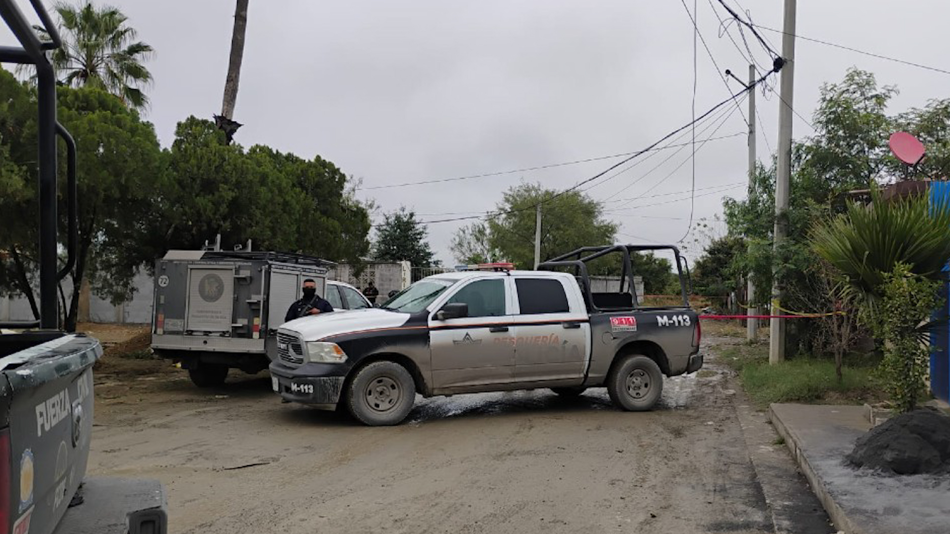 De acuerdo al relato de los trabajadores, al abrir la tapa de la alcantarilla visualizaron lo que aparentaba ser una toalla sanitaria flotando.