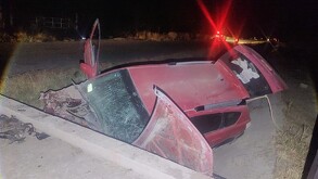 Camioneta que cayó a un canal de riego en San Pedro, Coahuila, donde el accidente cobró la vida de un hombre.