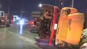 Camión volcado en carretera de Gómez Palacio.