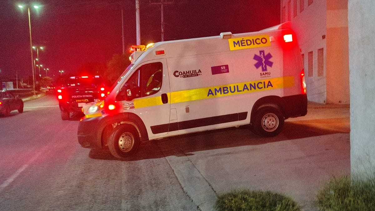 fotografía de una ambulancia afuera de un domicilio en Torreón.
