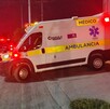 fotografía de una ambulancia afuera de un domicilio en Torreón.