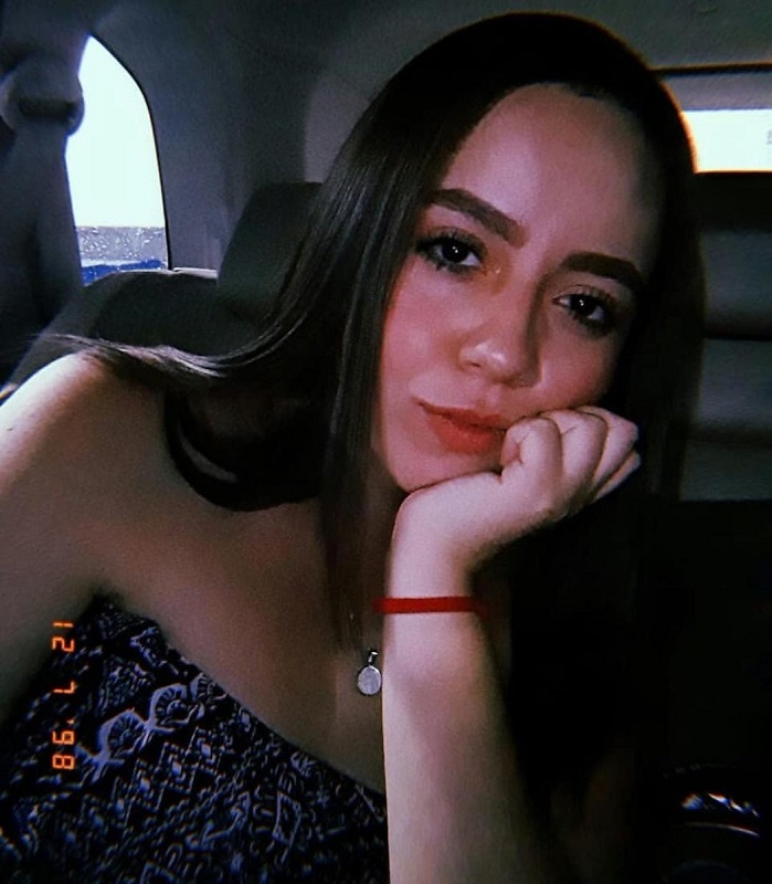 Una mujer de nombre Mayca Álvarez, con la mano sobre el rostro.