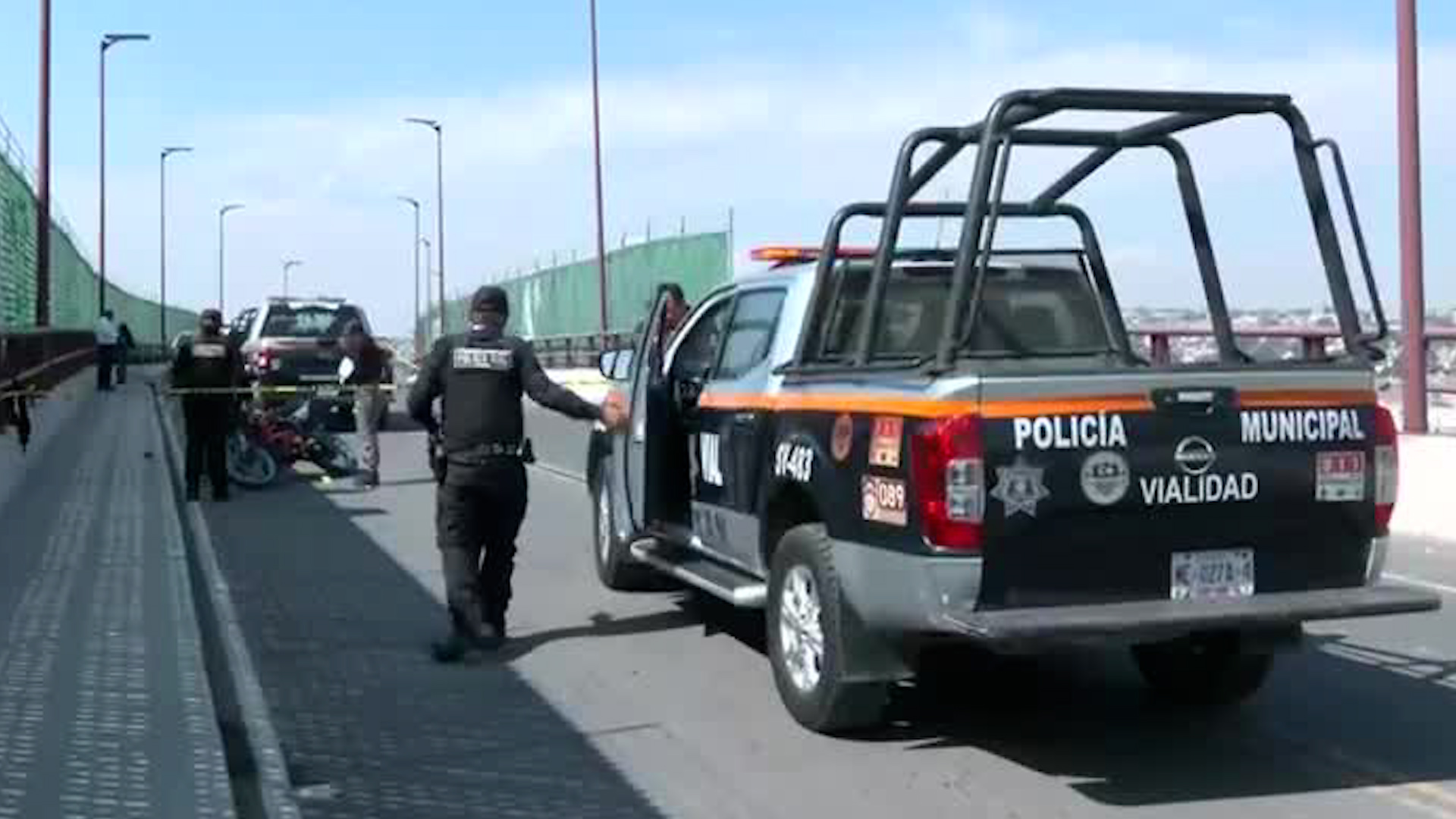 Accidente fatal en San Pablo de las Salinas. Dos menores que viajaban sin equipo de protección perdieron el control en un puente nuevo del Tren Suburbano.