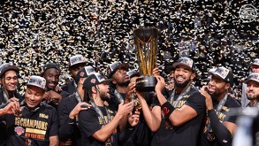 Knicks levantando el trofeo de la NBA Cup 2025.
