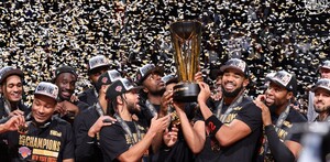 Knicks levantando el trofeo de la NBA Cup 2025.