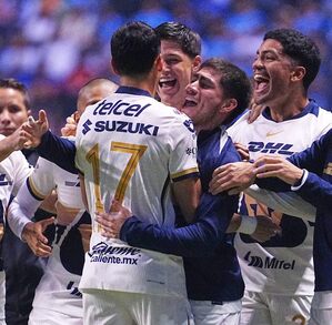 Los pumas de la UNAM celebrando un gol en el Apertura 2025.