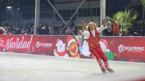 Payaso patinando en la Gran Pista de Hielo en Ecatepec.