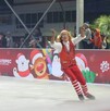 Payaso patinando en la Gran Pista de Hielo en Ecatepec.