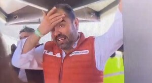 Presidente de Tlajomulco, Gerardo Quirino con la mano en la frente y expresión de asombro en el rostro tras perder el tren