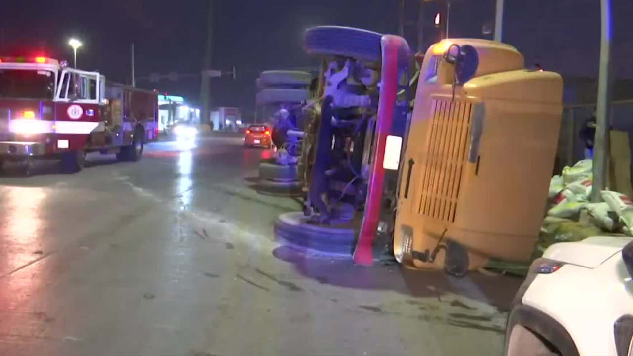 En el sitio ya se encuentran elementos de Protección Civil y Tránsito y Vialidad, quienes están levantando el acta correspondiente para verificar las causas.