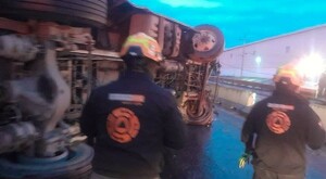 Imagen que muestra labor de rescatistas tras el choque del camión.