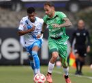 Santos Laguna disputando su partido ante Puebla en el CAR