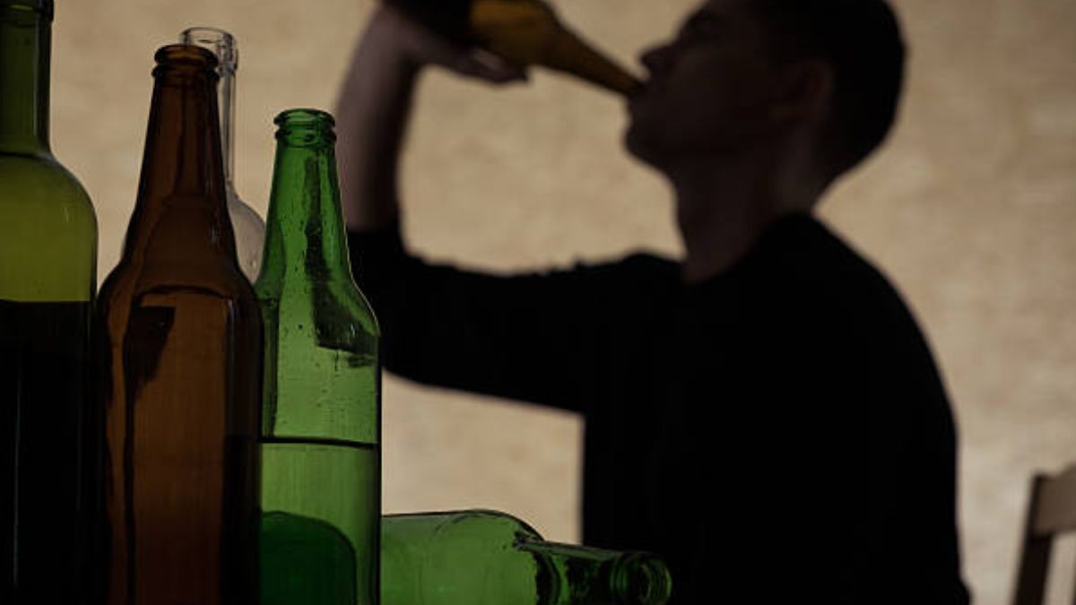 Foto genérica de la sombra de un hombre consumiendo bebidas embriagantes.