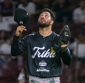 Roberto Valenzuela con los Yaquis de Obregón.