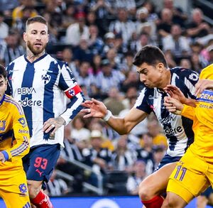 Jugadores de Tigres y Rayados en el Clásico Regio del Apertura 2026.