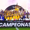 Tigres Femenil alzando el campeonato del Apertura 2025 en el Estadio Universitario.