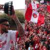 Alexis Vega levantando la copa de campeón en el autobús del Toluca en el desfile acompañados de miles de aficionados rojos.