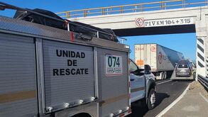 Unidad de rescate atiende a dos personas heridas en la autopista México-Puebla.