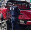 Un policía resguardando una zona donde hay varios vehículos accidentados en Puebla.
