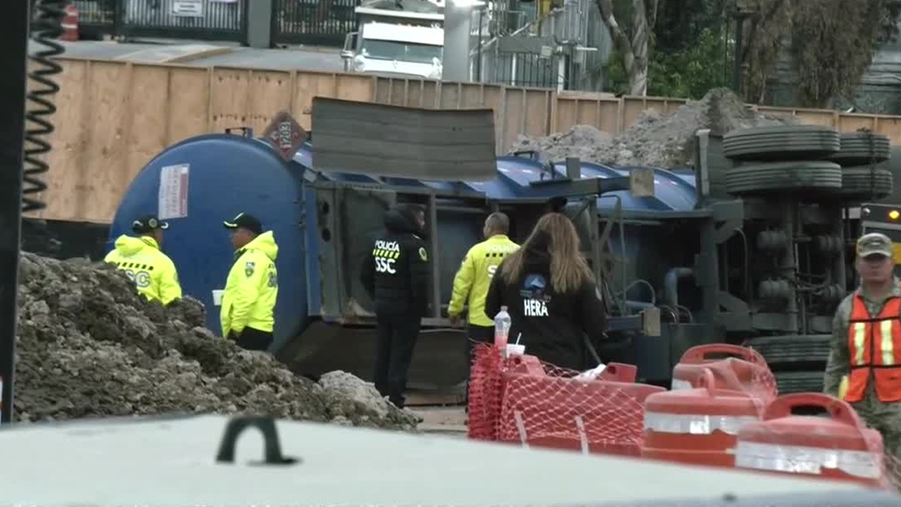 Una pipa de combustible se volcó en Calzada de Tlalpan, cerca del Estadio Azteca, tras caer una llanta en una zanja. No hubo personas lesionadas.