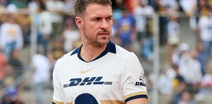 Aaron Ramsey caminando rumbo a la cancha de CU para jugar con Pumas un partido de Liga MX.