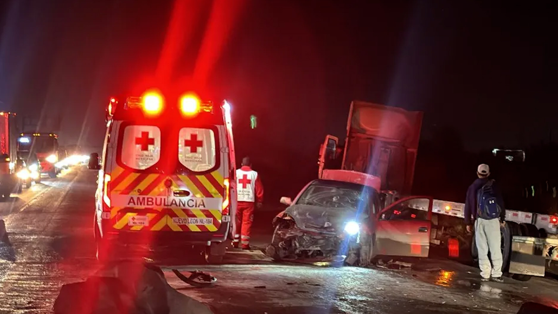 Un accidente múltiple en la carretera a Monclova mantiene colapsada dicha vialidad en los límites de los municipios de Escobedo y El Carmen.