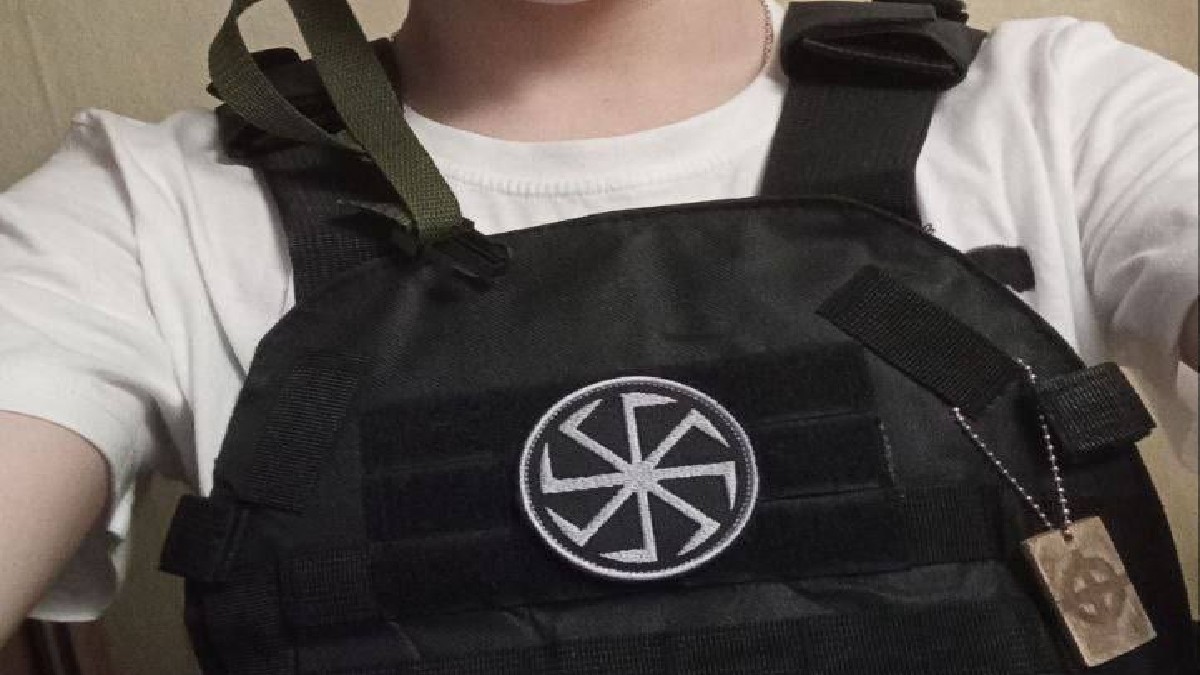 Chaleco y simbolización que portaba un joven previo a realizar un ataque con arma blanca en escuela de Moscú.