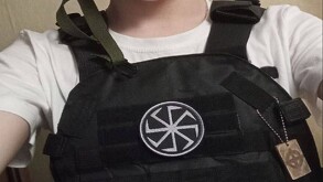 Chaleco y simbolización que portaba un joven previo a realizar un ataque con arma blanca en escuela de Moscú.