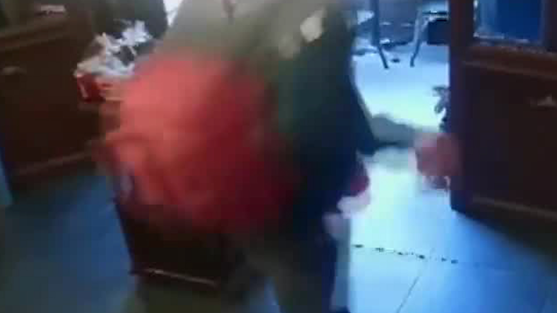 El hombre entró al establecimiento y se aseguró que no hubiera nadie vigilando para tomar la caja de las propinas sobre el mostrador.