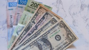 Dólar y billete de 500 pesos mexicanos.