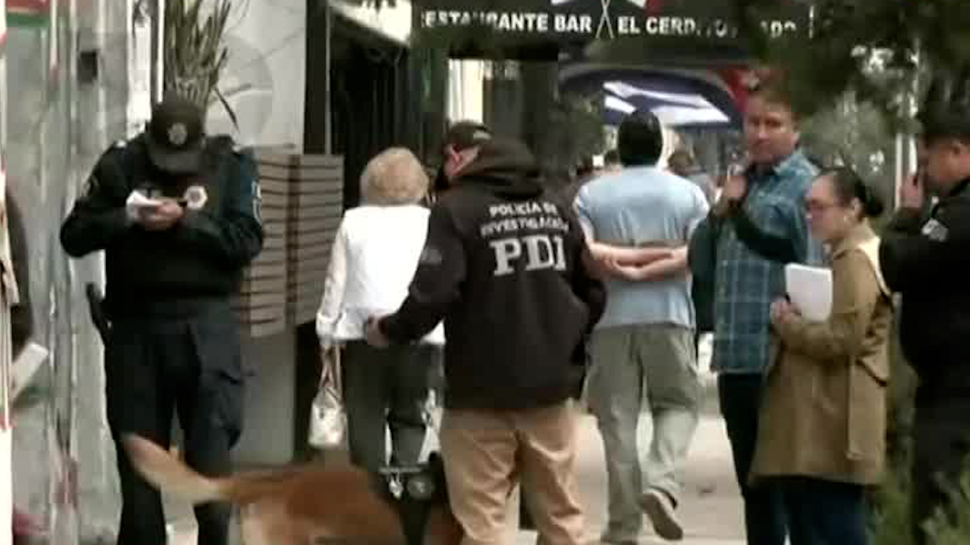 Peritos y elementos de bomberos laboran con palas y picos para buscar entre los escombros los restos del hombre desaparecido.