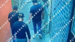 Tres presuntos policías ingresaron a una vecindad para extorsionar a Enrique, otro extorsionador en Magdalena Mixhuca.
