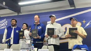 Cinco hombres posan tras una mesa con libros titulados 'Charros Campeones' frente a un fondo azul que dice 'Todos somos Charros' en letras blancas.